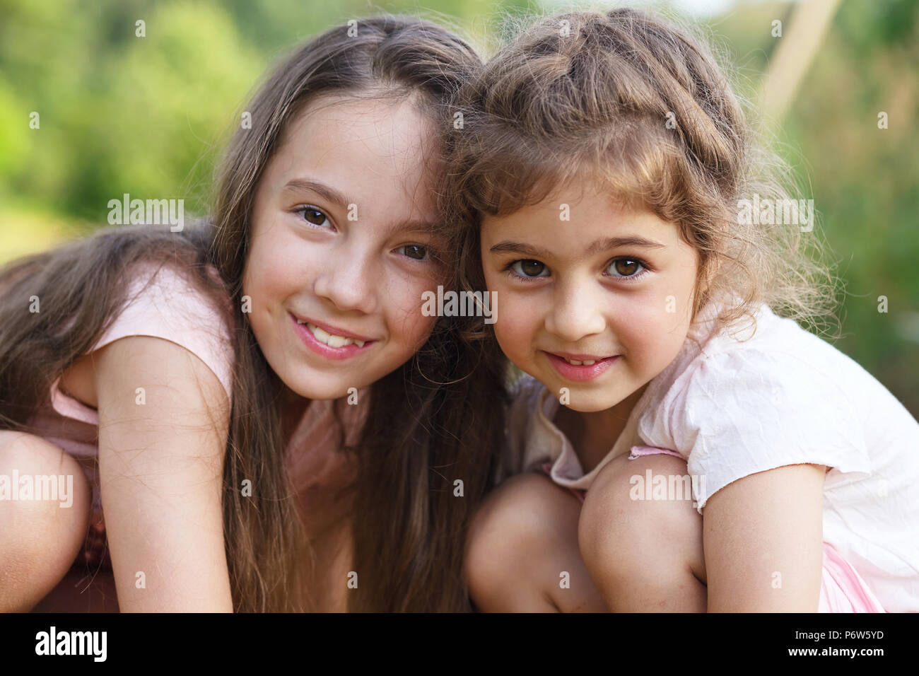 Felice di due bambine abbracciando al summer park Foto Stock