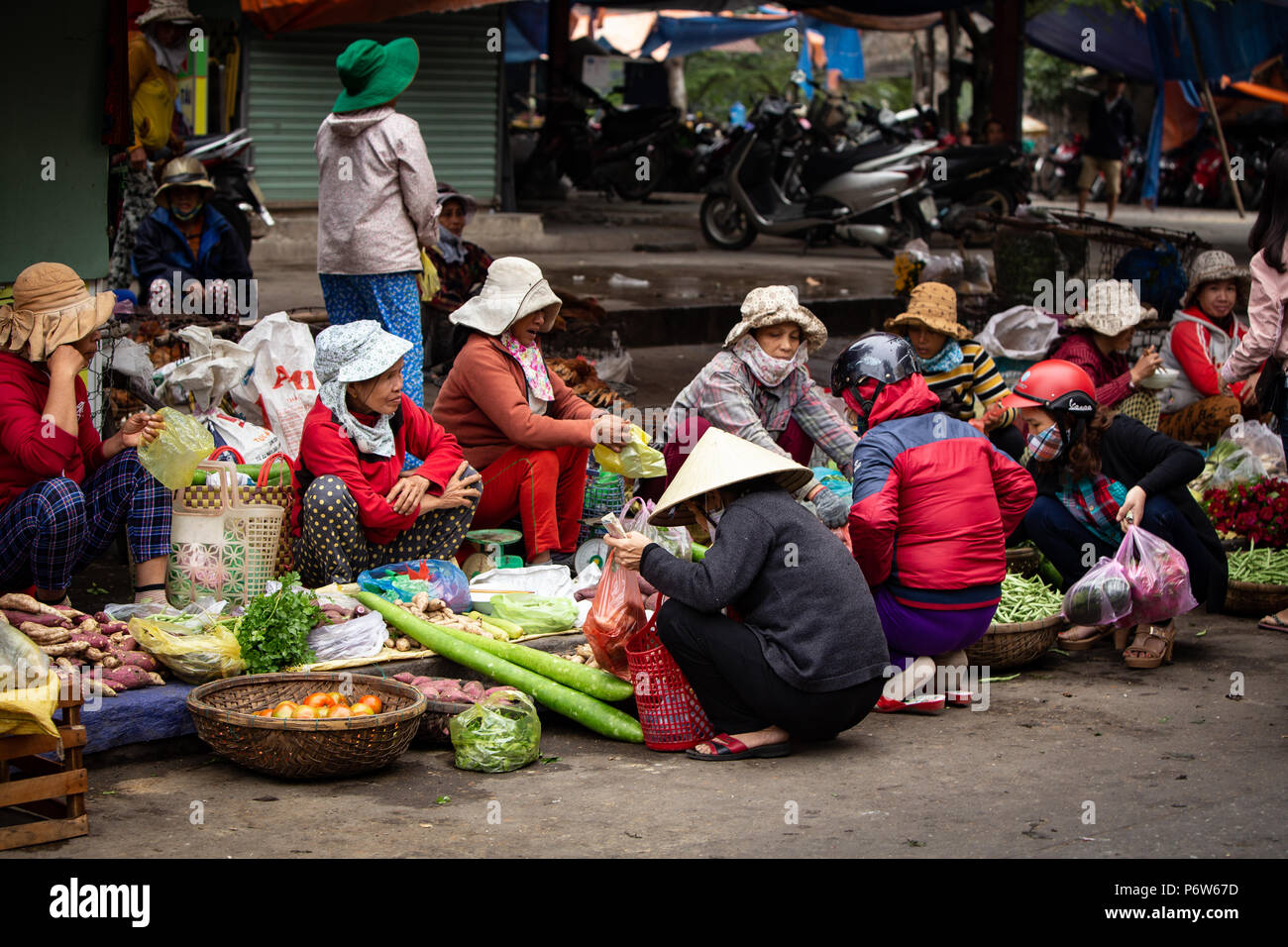 Il gruppo di donne vietnamita seduta al mercato Foto Stock