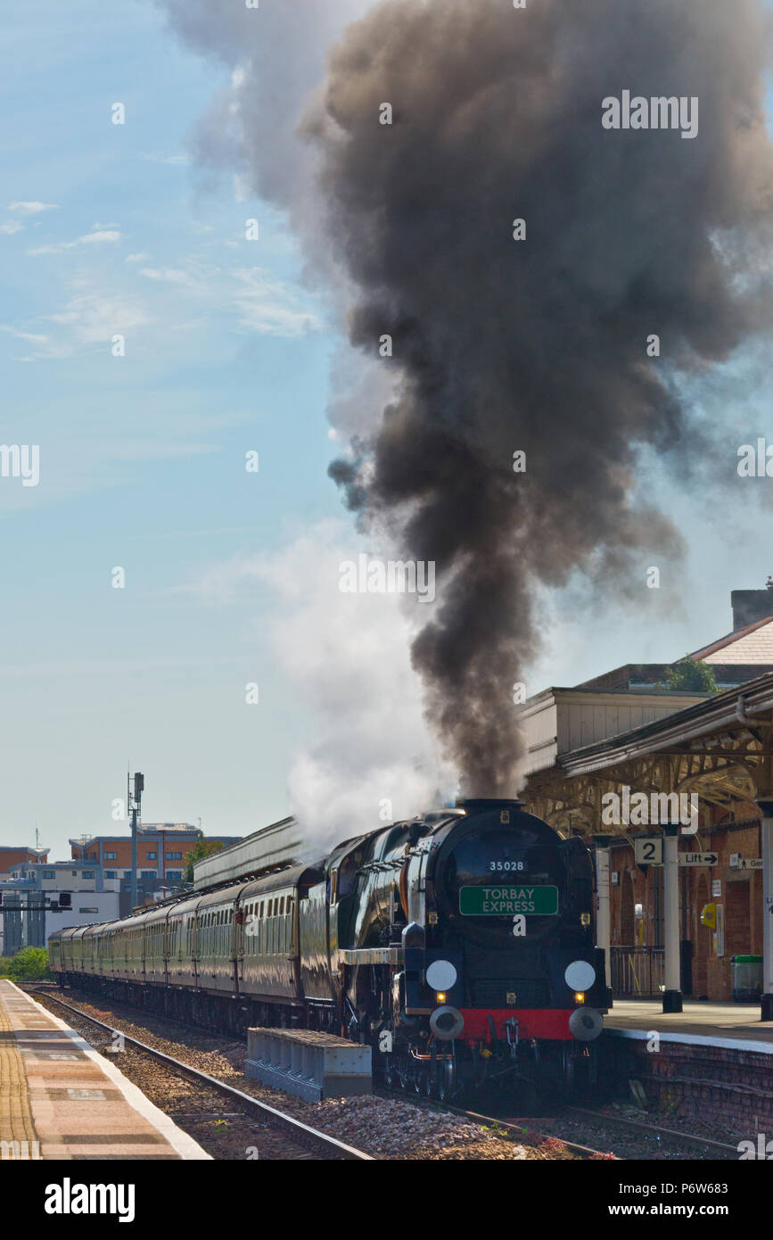 La "linea di Clan', una Ferrovia Meridionale della Marina Mercantile classe 4-6-2 locomotiva a vapore (spam può) tirando la 'Torbay Express' escursione alla Stazione di Taunton Foto Stock