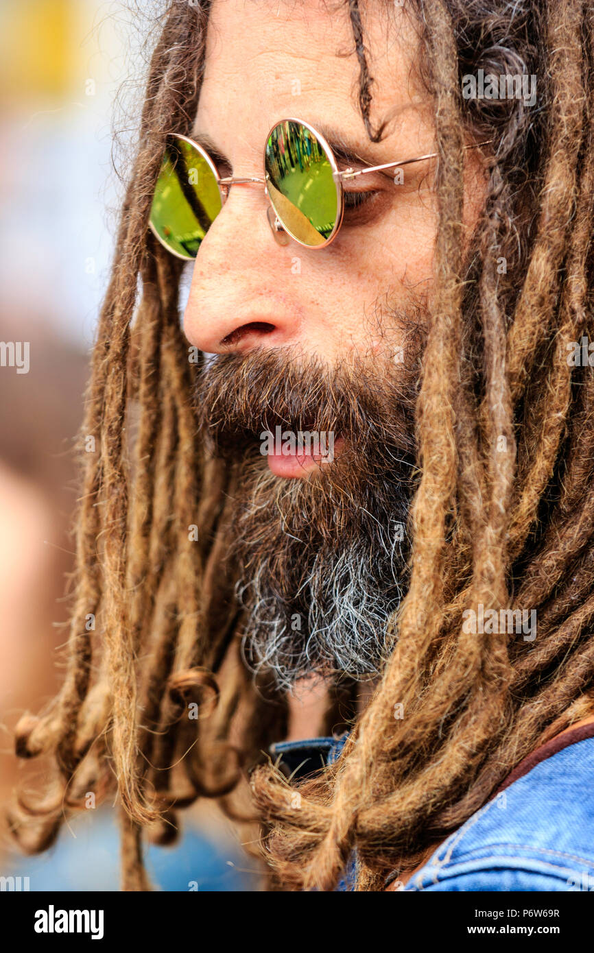 Close up, portrtait di Shane Warman della rock band Rudy Warman e l'Heavy Weather, cantando in concerto in open-air. Faccia, dreadlocks e la barba. Foto Stock