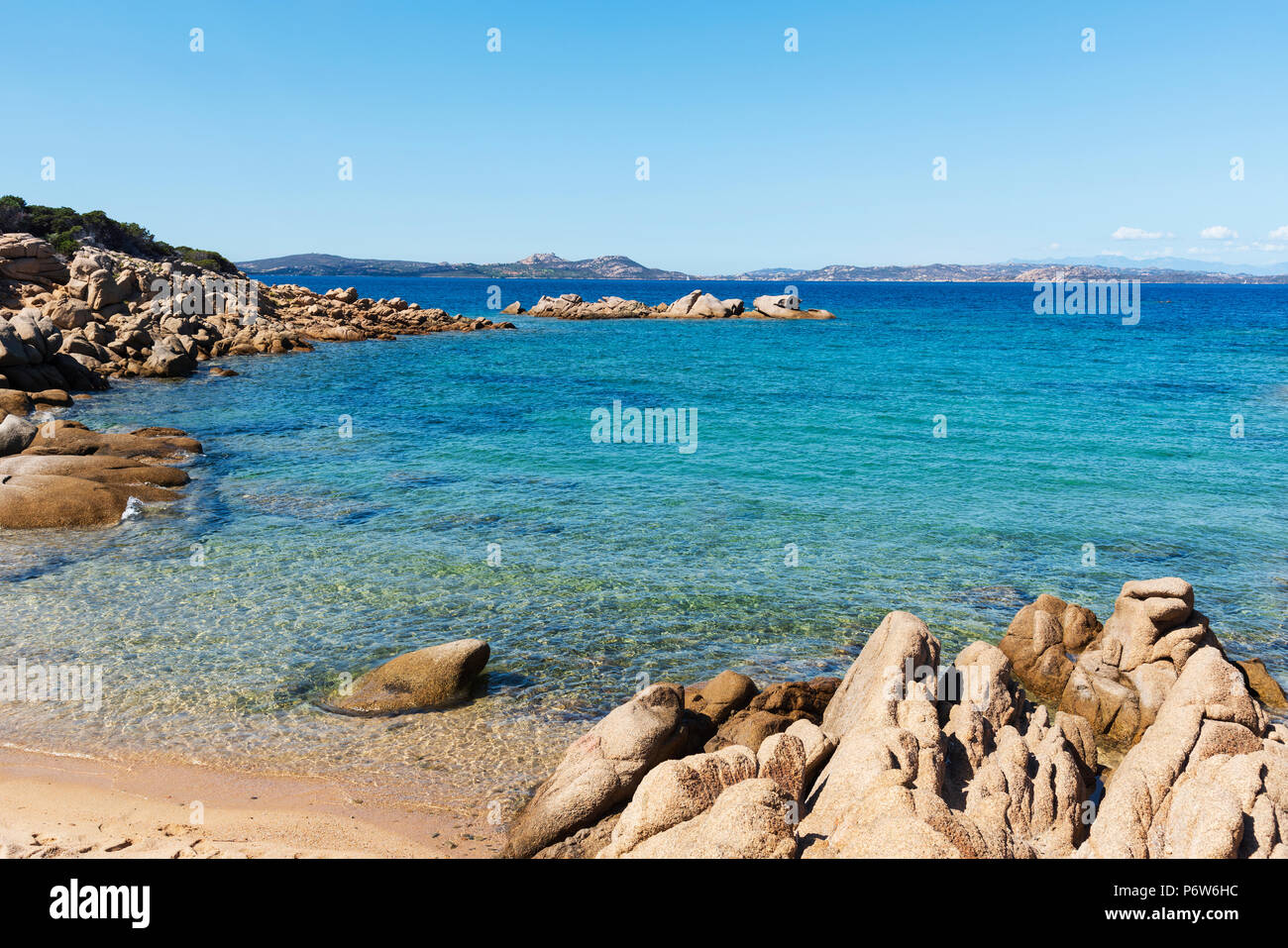 Una vista delle peculiari formazioni rocciose di Cala Ginepro spiaggia, nella famosa Costa Smeralda, Sardegna, Italia Foto Stock
