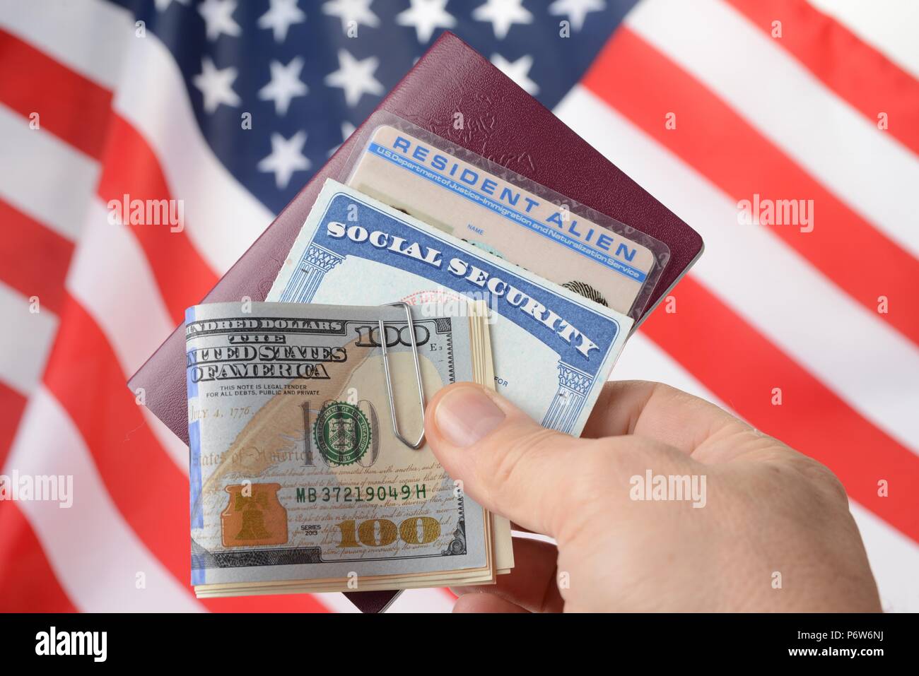 Tessera di previdenza sociale e Resident alien card. Carta verde american dream concept Foto Stock