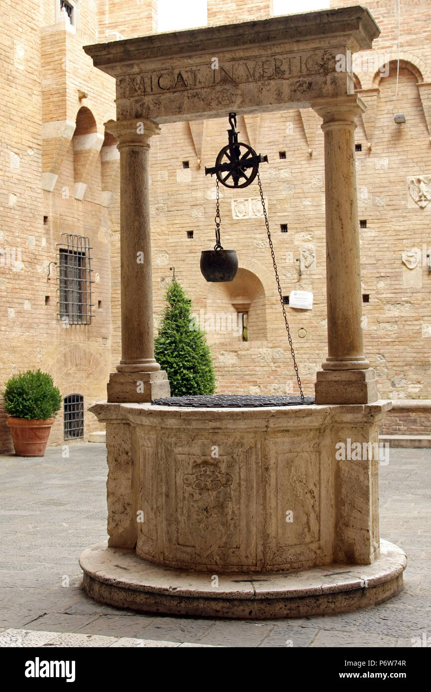Siena - il cortile di Palazzo Chigi-Saracini Foto Stock