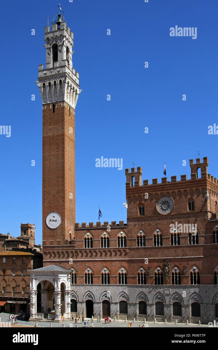 La Torre del Mangia e il Palazzo publico in Piazza del Campo a Siena, Toscana, Italia Foto Stock