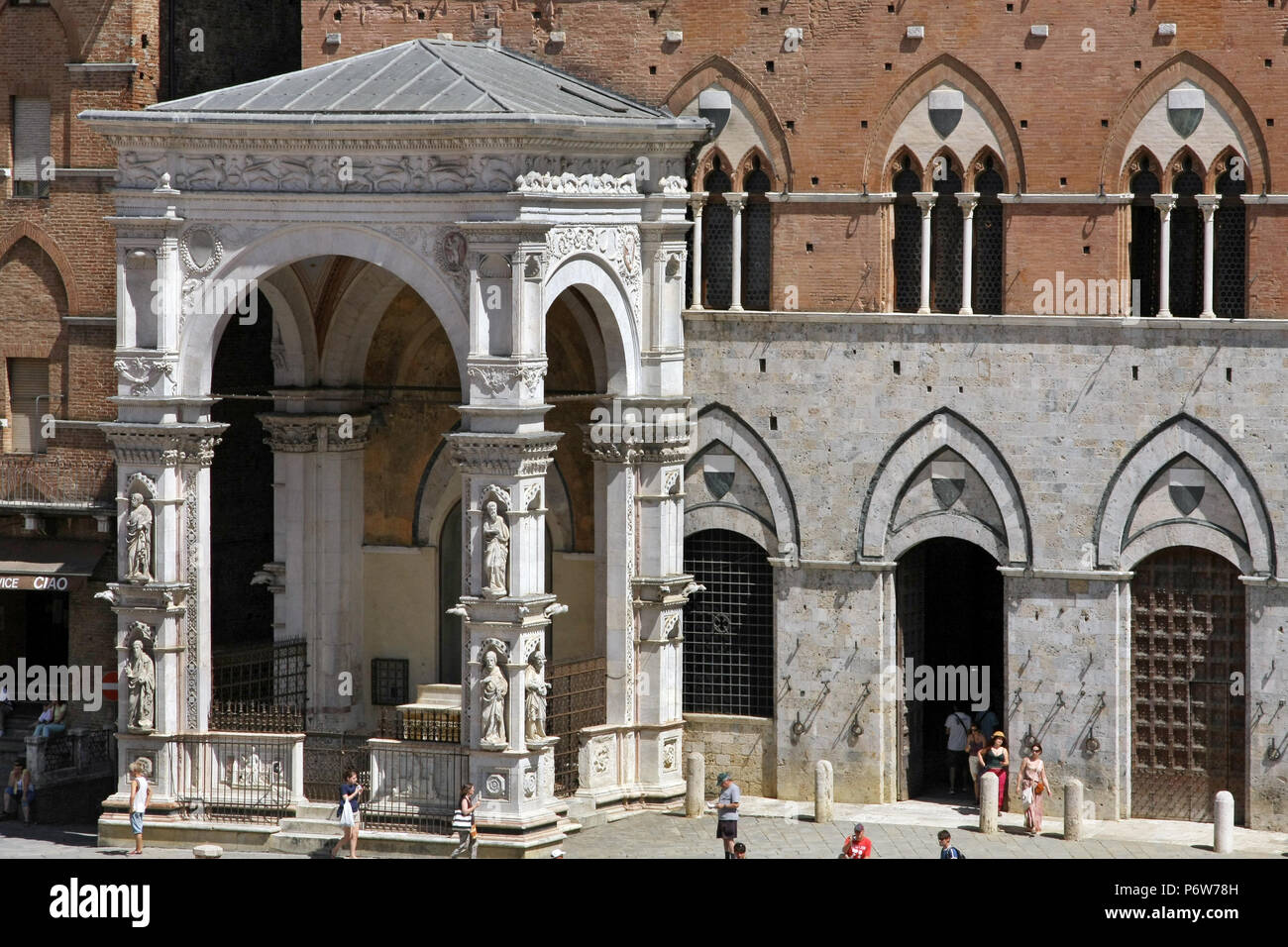 SIENA, Italia - Luglio 05, 2008: Piazza del Campo è la piazza principale di Siena con vista sul Palazzo Pubblico e la sua Torre del Mangia. Foto Stock