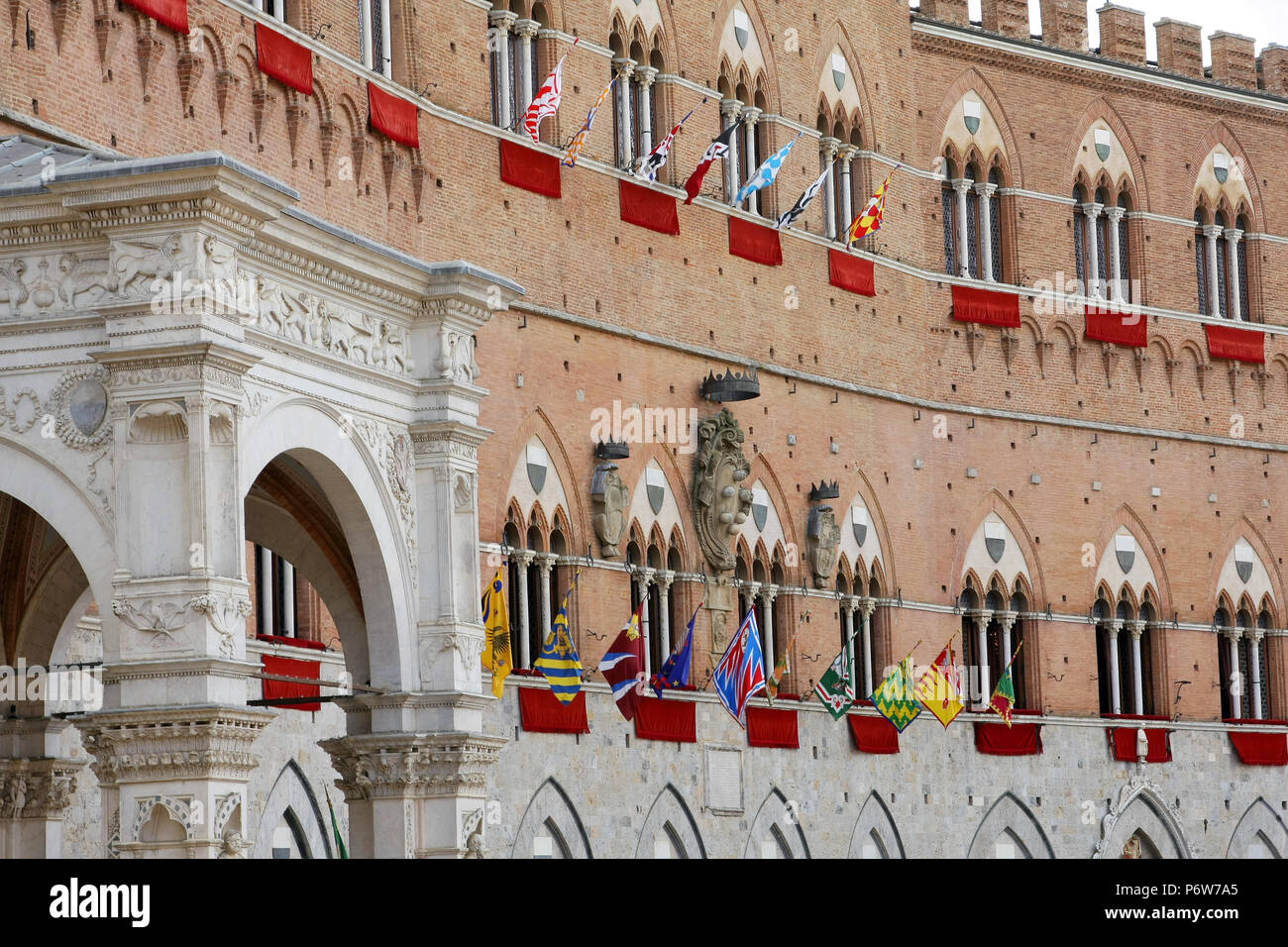 SIENA, Italia - 16 agosto 2008: Piazza del Campo è la piazza principale di Siena con vista sul Palazzo Pubblico e la sua Torre del Mangia. Foto Stock