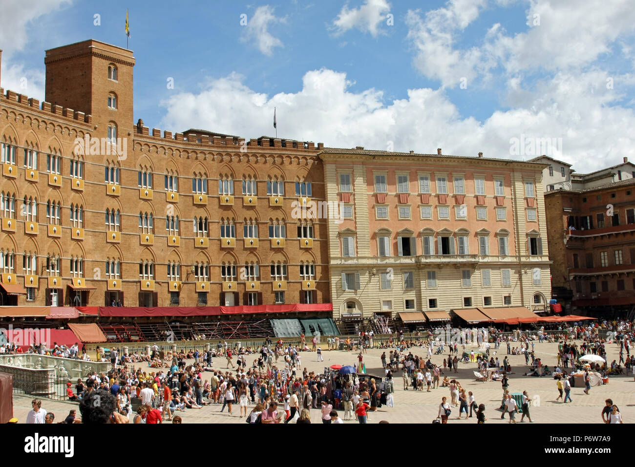 SIENA, Italia - 16 agosto 2008: Palio di Siena, Toscana, Italia. Colorate bareback storica corsa di cavalli. Tenuto nella bella e storica Piazza del Foto Stock