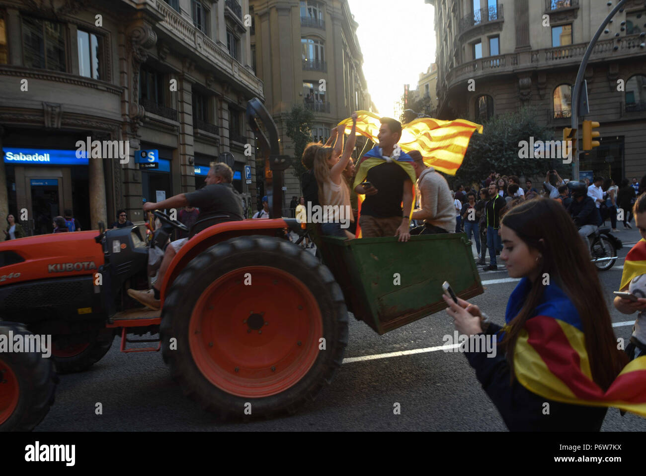 Ottobre 27, 2017 - Barcellona, Spagna: catalani celebrano nelle strade di Barcellona dopo il catalano il parlamento ha votato a favore della dichiarazione di indipendenza dalla Spagna. Rassemblement festif dans les rues de Barcelone apres la dichiarazione unilaterale d'indipendenza. *** La Francia / NESSUNA VENDITA A MEDIA FRANCESI *** Foto Stock