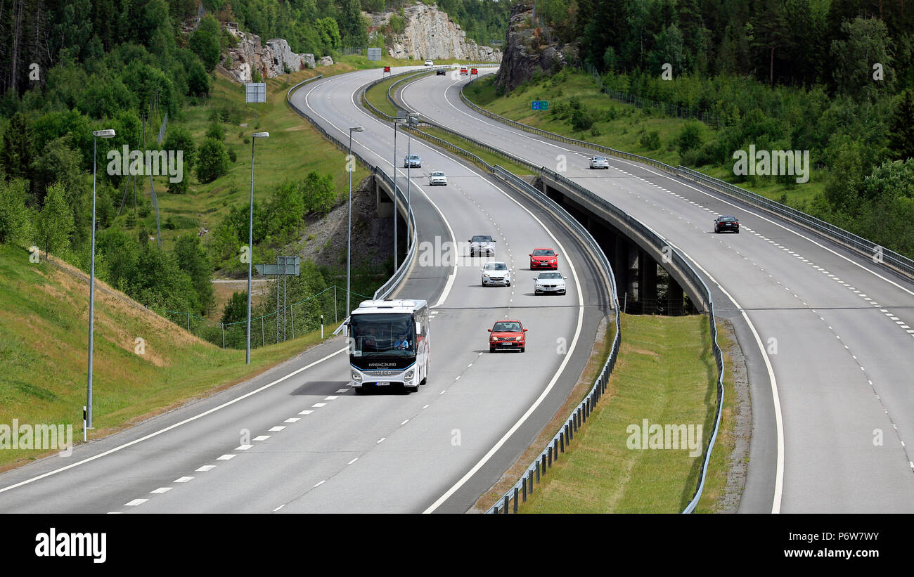 Autostrada estate paesaggio con Iveco bianco Evadys tour bus tra traffico automobilistico. Salo, Finlandia - 30 giugno 2018. Foto Stock