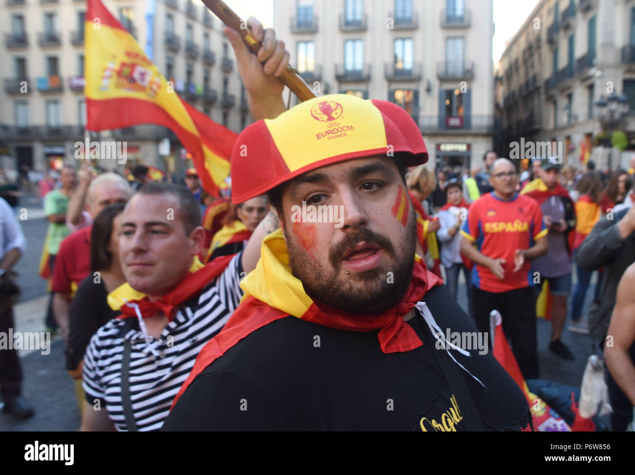 Ottobre 29, 2017 - Barcellona, Spagna: nazionalisti spagnoli contrari all indipendenza catalana si riuniscono in piazza Jaume, vicino al Palau de la Generalitat, sede del governo catalano, due giorni dopo il catalano il parlamento ha votato una dichiarazione unilaterale di indipendenza. Des supporters de football ivres et deguises en toreros participent un onu rassemblement contre la secessione de la Catalogne. *** La Francia / NESSUNA VENDITA A MEDIA FRANCESI *** Foto Stock