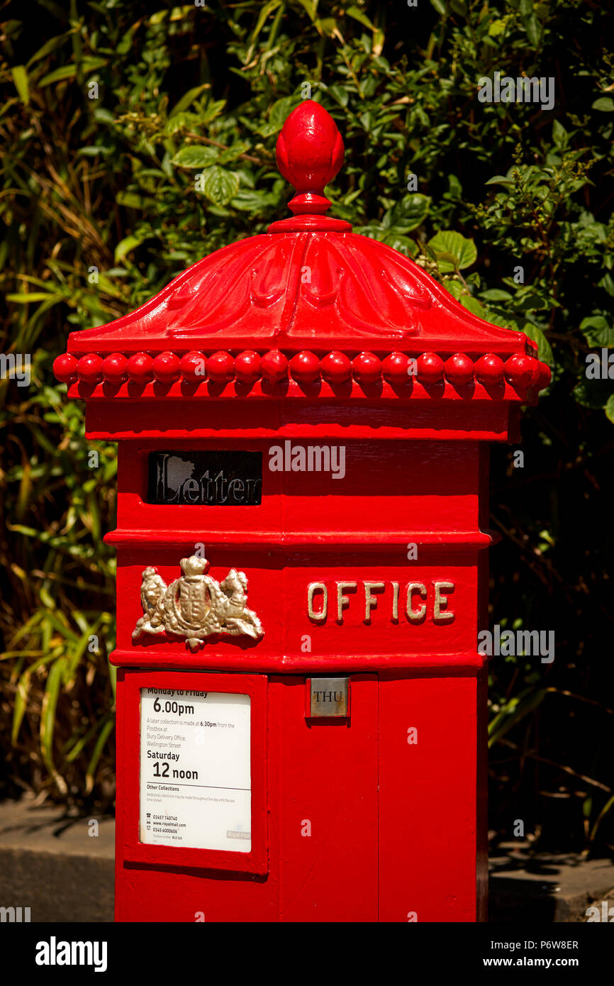 Dipinta di fresco rosso postbox vittoriano su Bridge Street, Ramsbottom village, nel Lancashire. Foto Stock
