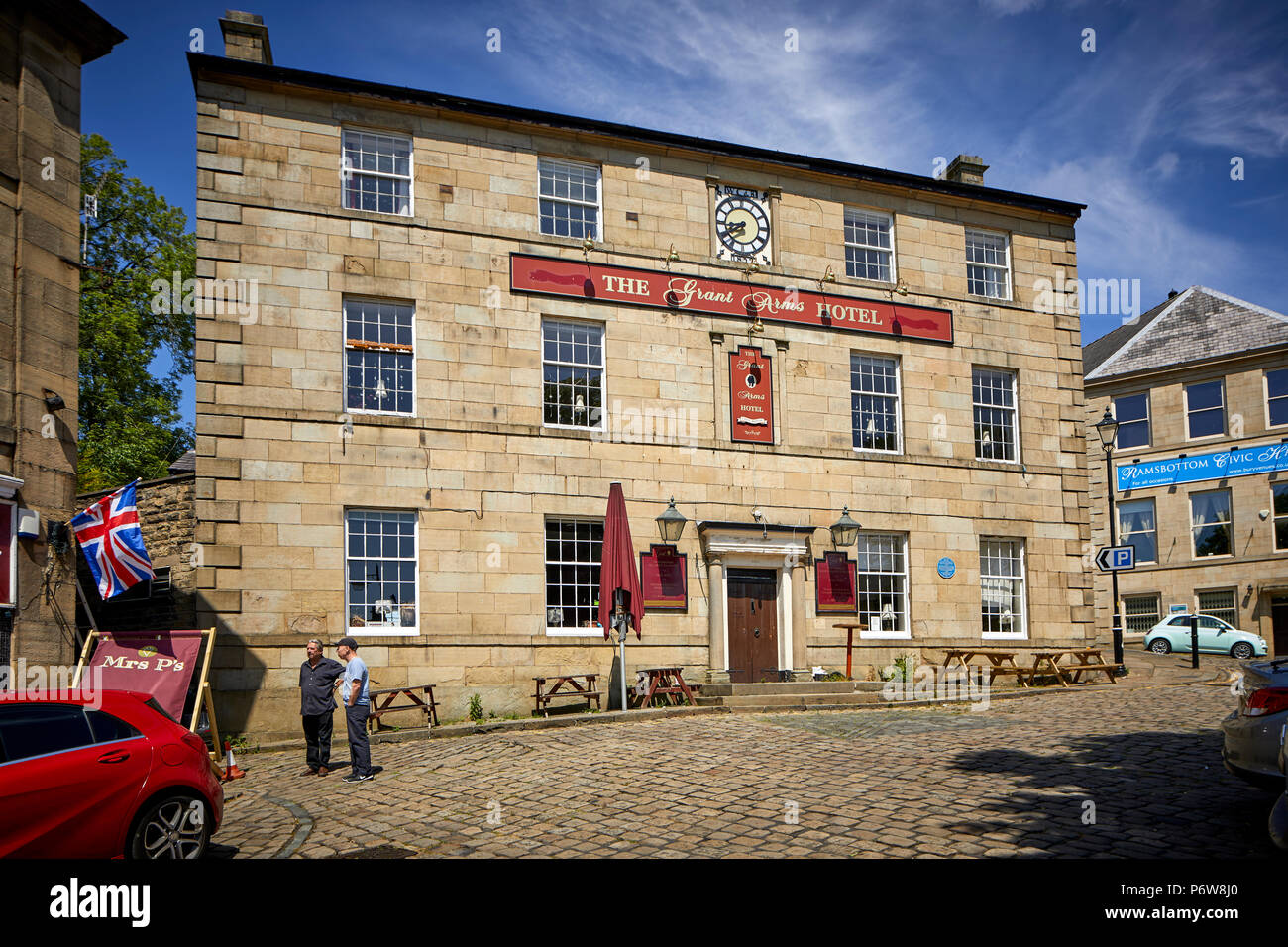 Grande edificio di pietra arenaria Grant Arms Hotel. Luogo di mercato Ramsbottom village, nel Lancashire. Foto Stock