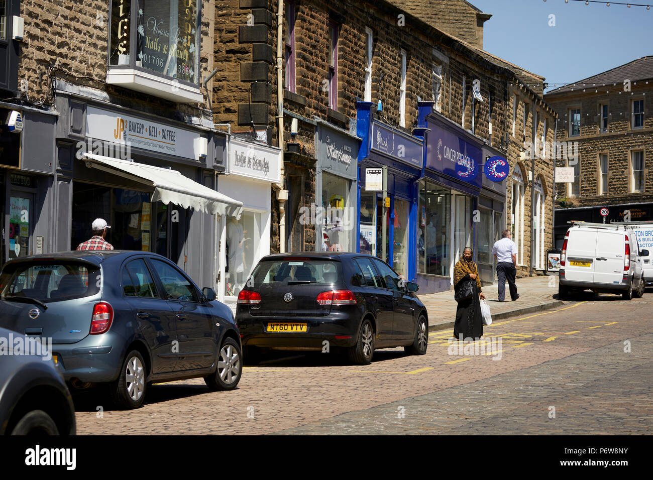 Ornati edifici di pietra arenaria che compongono lo shopping principale high street Bank Street Lancaster, Rossendale Valley, lancashire Foto Stock