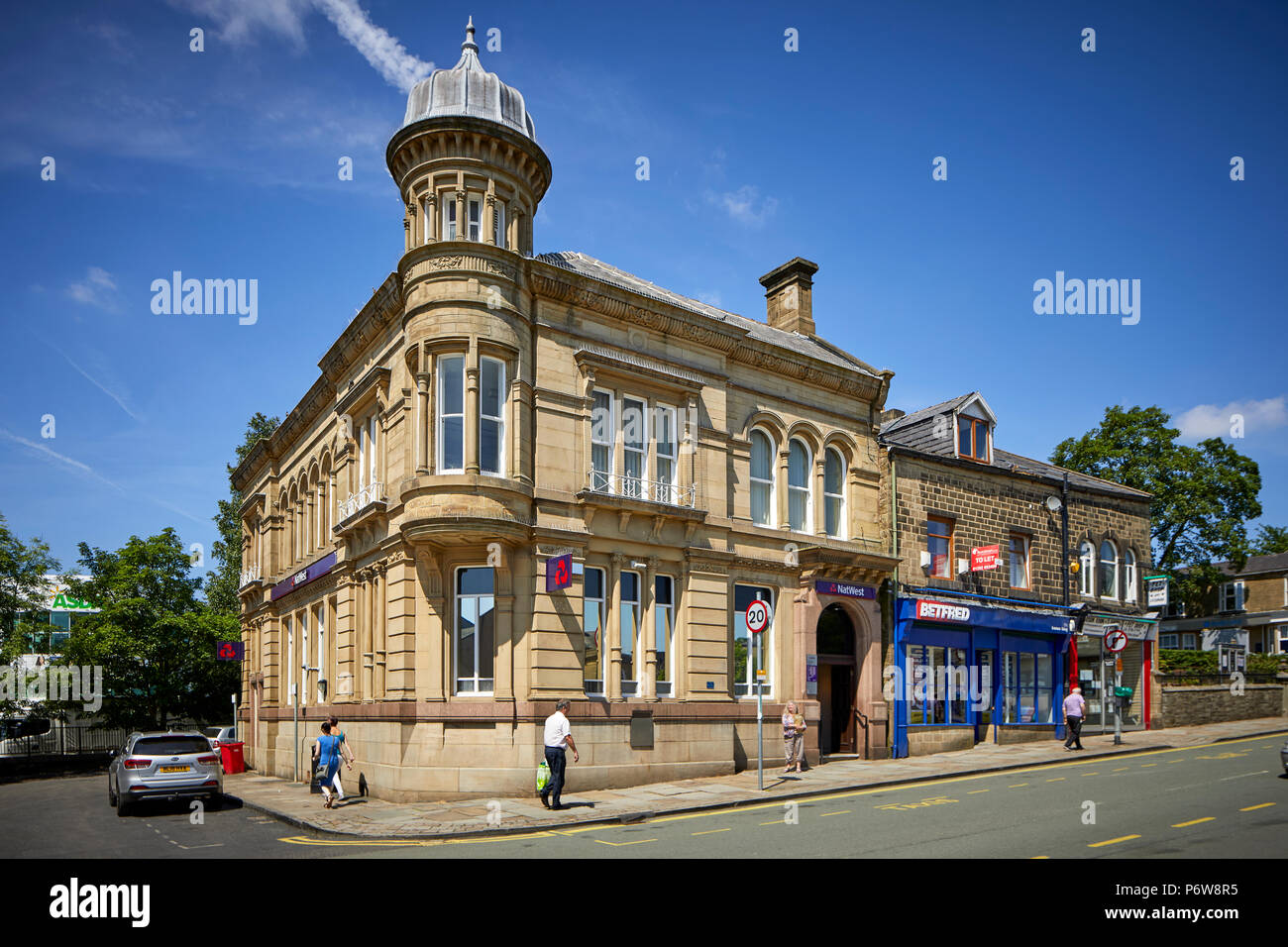 Ornati edifici di pietra arenaria che compongono lo shopping principale high street Bank Street Lancaster, Rossendale Valley, lancashire, Nat west bank filiale locale. Foto Stock