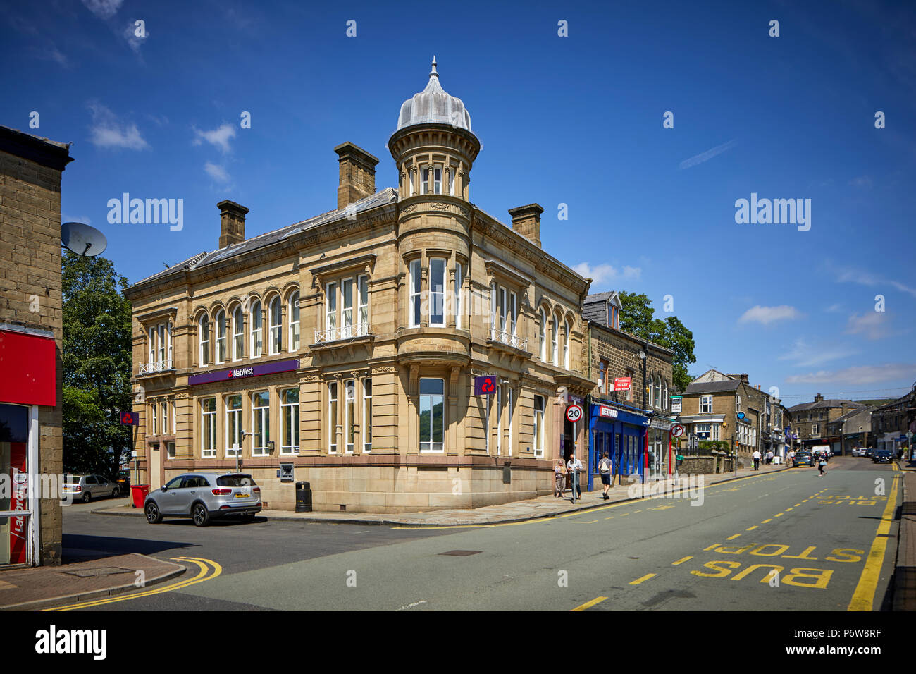 Ornati edifici di pietra arenaria che compongono lo shopping principale high street Bank Street Lancaster, Rossendale Valley, lancashire, Nat west bank filiale locale. Foto Stock