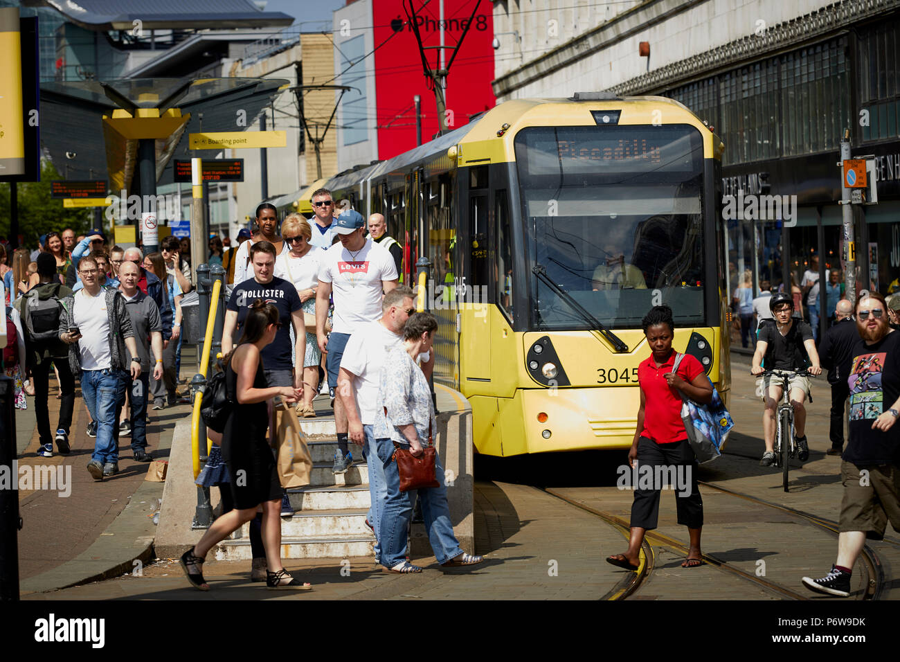 Market Street Manchester Metrolink tram fermarsi in corrispondenza di Debenhams Foto Stock