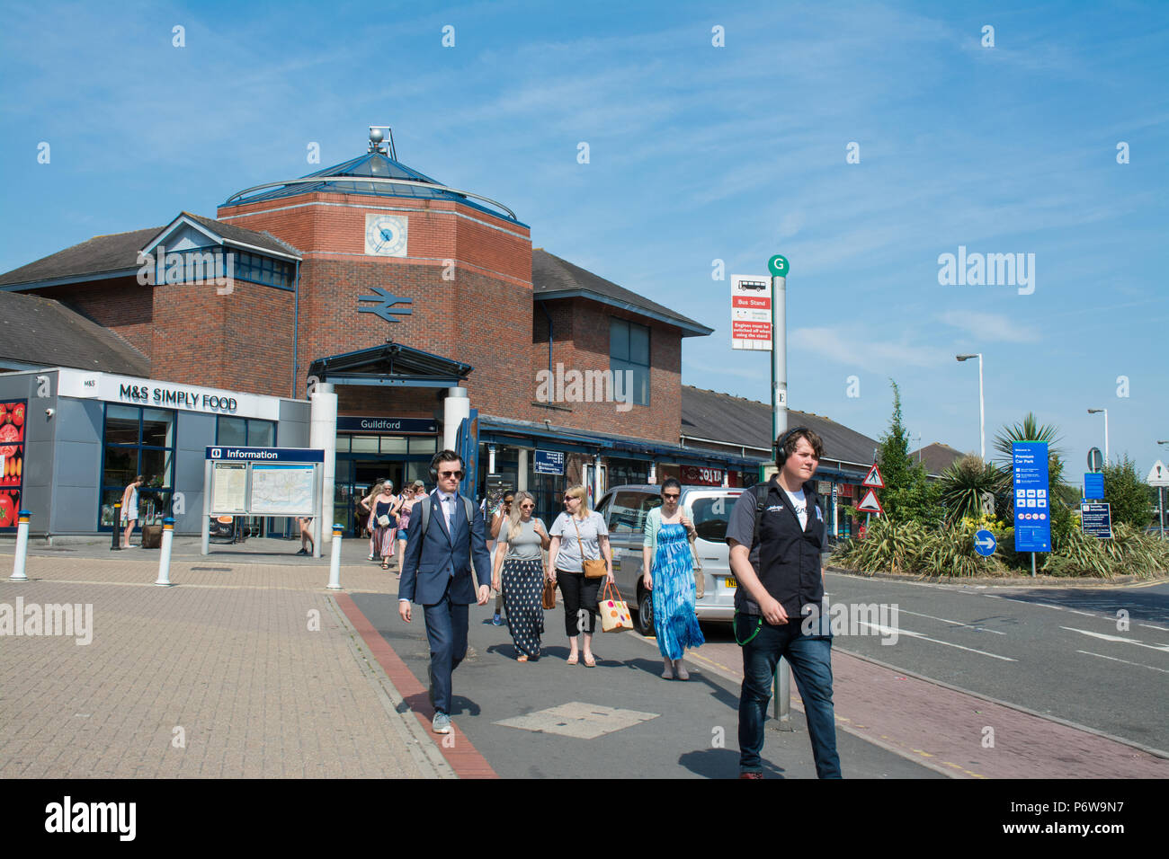 Per coloro che arrivano in Guildford presso la stazione ferroviaria, Surrey, Regno Unito, su una soleggiata giornata estiva Foto Stock