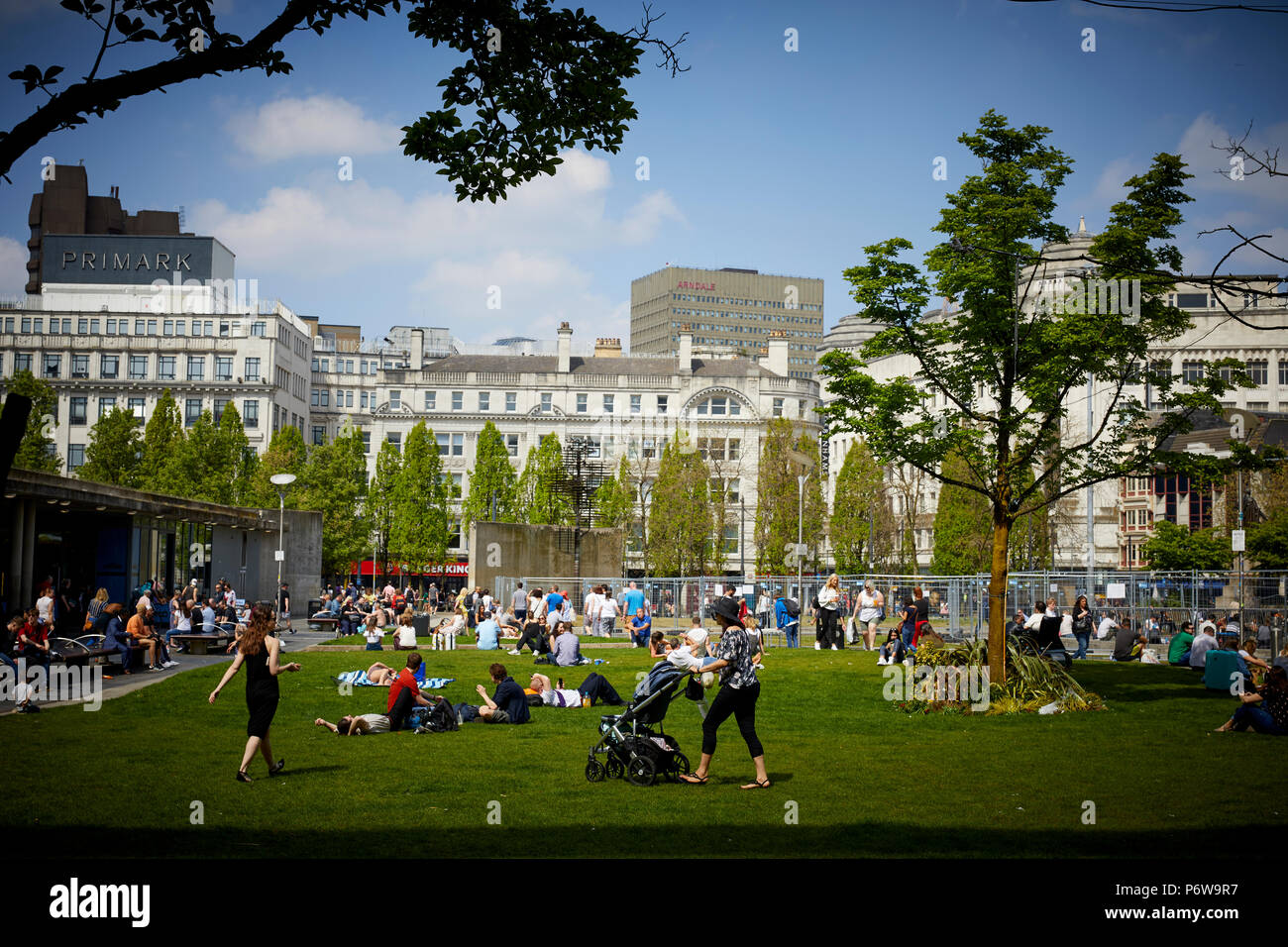 Piccadilly Gardens Manchester aprire lo spazio verde nel cuore del centro città Foto Stock