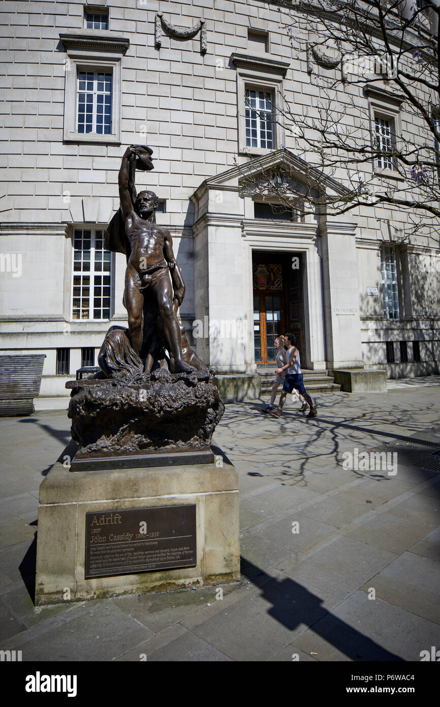 Biblioteca centrale di Manchester Manchester il primo moderno outdoor figurativo scultura in bronzo, John Cassidy fecit 1907. donati al consiglio della città di James Gre Foto Stock