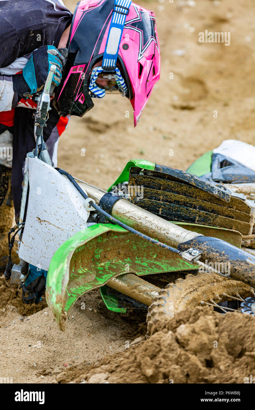 Close-up di incidente in mountain bike gara di sporco della pista di volo con i detriti durante un'accelerazione Foto Stock