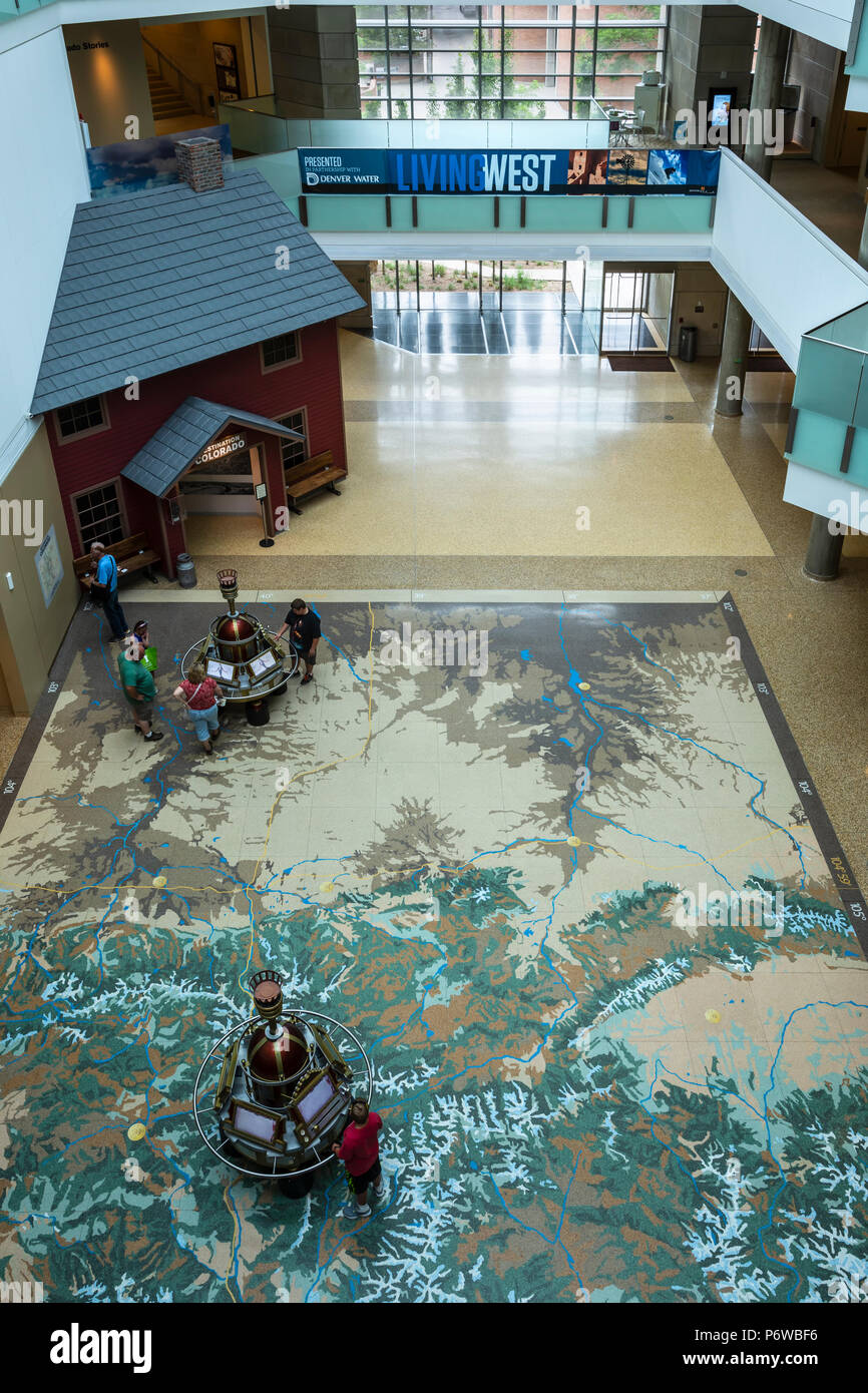 Hall di ingresso (Anschutz Hamilton Hall) e mappa di Colorado, storia Colorado Centre (museo), Denver, Colorado, STATI UNITI D'AMERICA Foto Stock