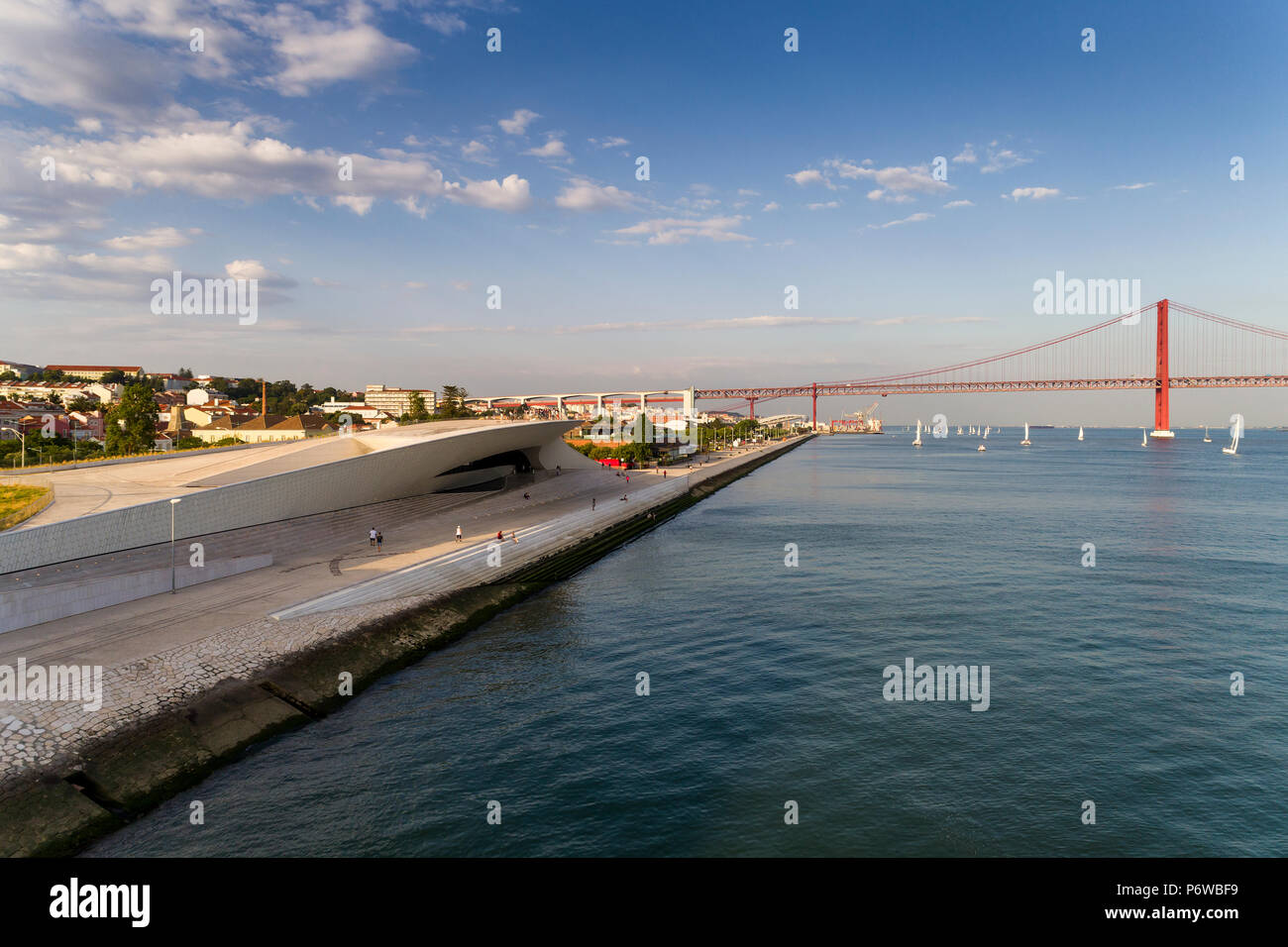 Vista aerea della città di Lisbona con il fiume Tago e il 25 di aprile del ponte sullo sfondo; concetto per il viaggio in Portogallo e visitare Lisbona Foto Stock