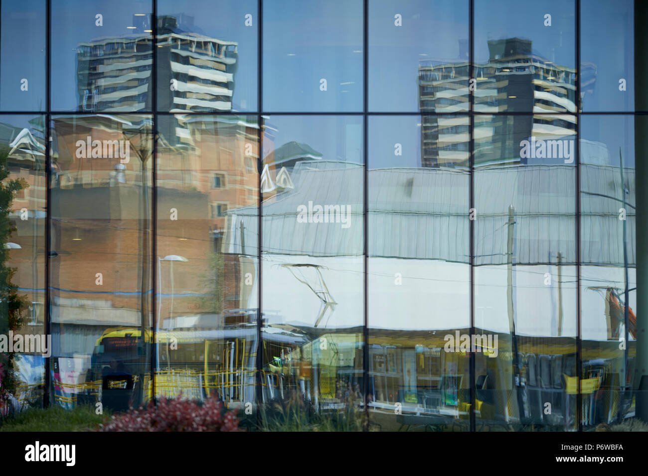 Rochdale centro riflessione astratta nella finestra di Rochdale Central Library Foto Stock