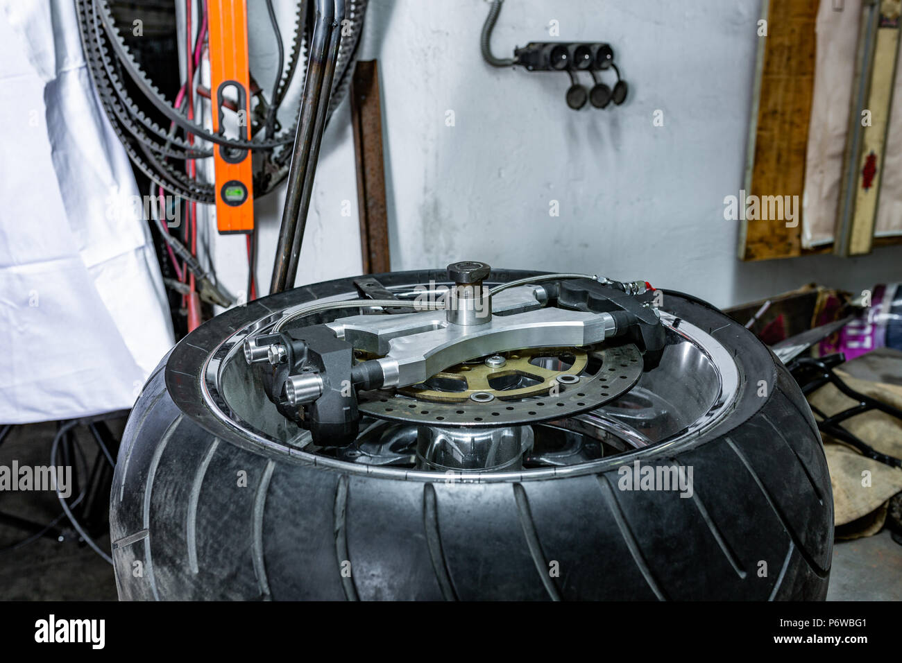 Il tecnico ripara gli pneumatici con gomma e colla per danni causati dal  mastice in officina Foto stock - Alamy