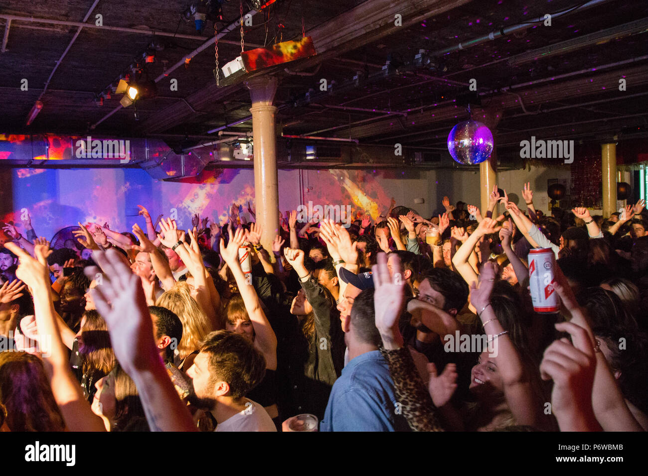 Londra UK 124a giugno 2018 persone di ascoltare la musica dal vivo e ballo presso il clf art cafe,s South London Soul Train in Peckham, Londra del sud. Foto Stock