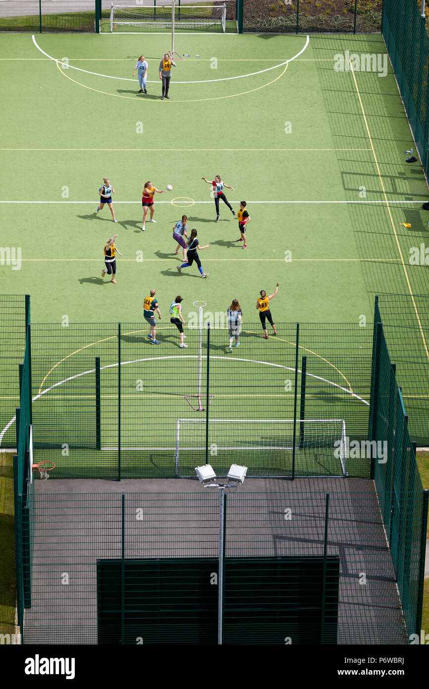 MediacityUK calcetto astroturf utilizzato per ragazze netball gioco Foto Stock