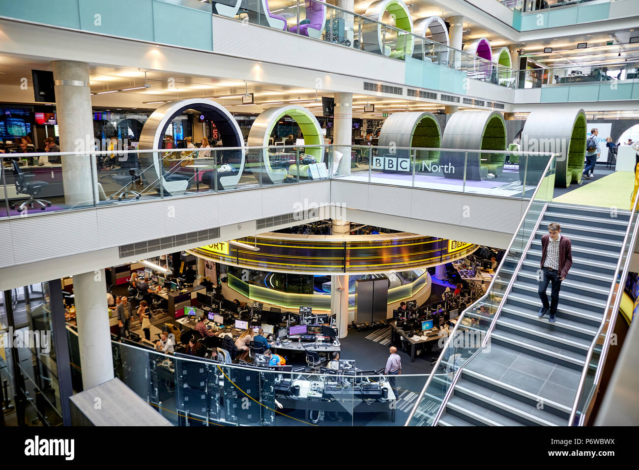 Posti a sedere interni lungo balcone alla BBC Quay House a MediaCityUK home di BBC Sport e Radio Foto Stock