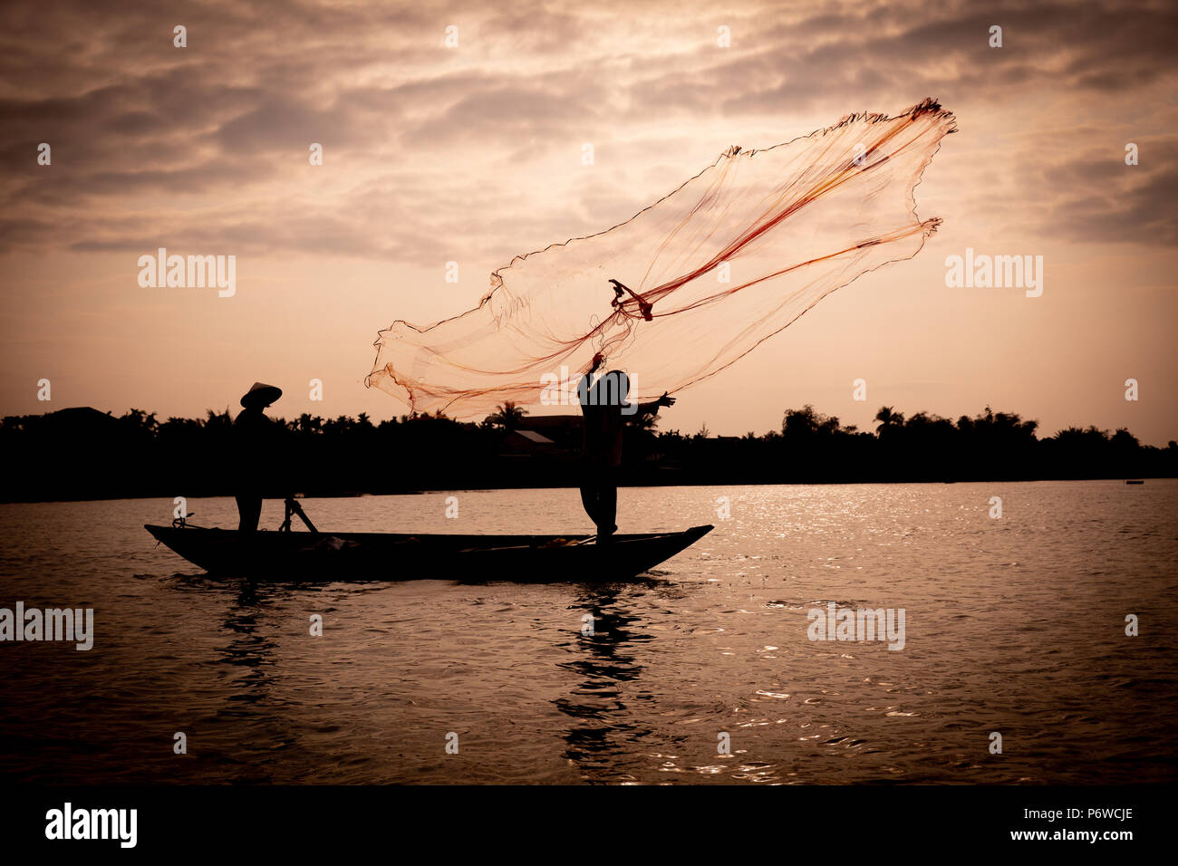 Due di lavoro dei pescatori al tramonto Foto Stock