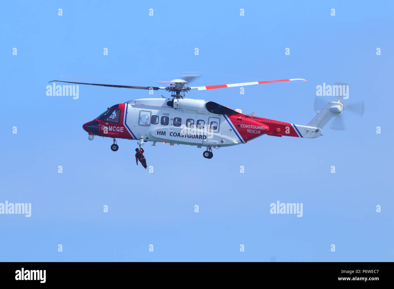Un Sikorsky S-92 a mettere su un pubblico esercizio con il RNLI scialuppa di salvataggio di Scarborough durante le forze armate nazionali al giorno Foto Stock