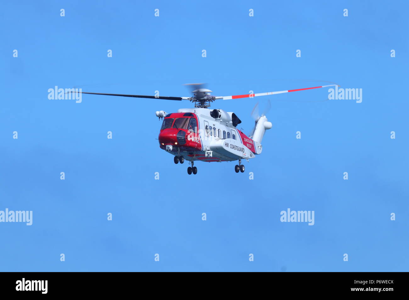 Un Sikorsky S-92 a mettere su un pubblico esercizio con il RNLI scialuppa di salvataggio di Scarborough durante le forze armate nazionali al giorno Foto Stock