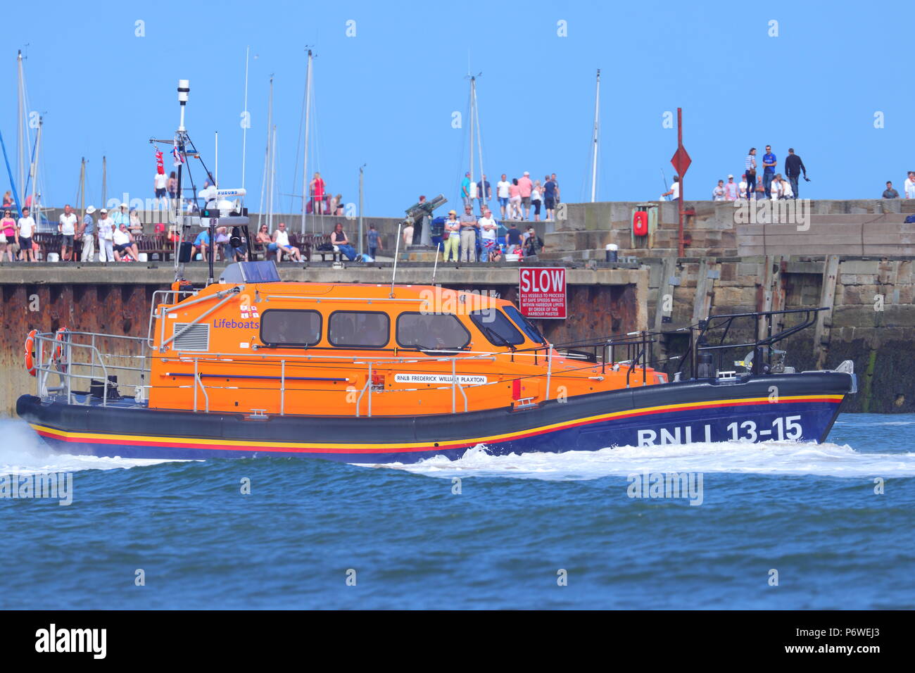 RNLI Scarborough scialuppa di salvataggio durante una manifestazione pubblica per le forze armate nazionali al giorno Foto Stock