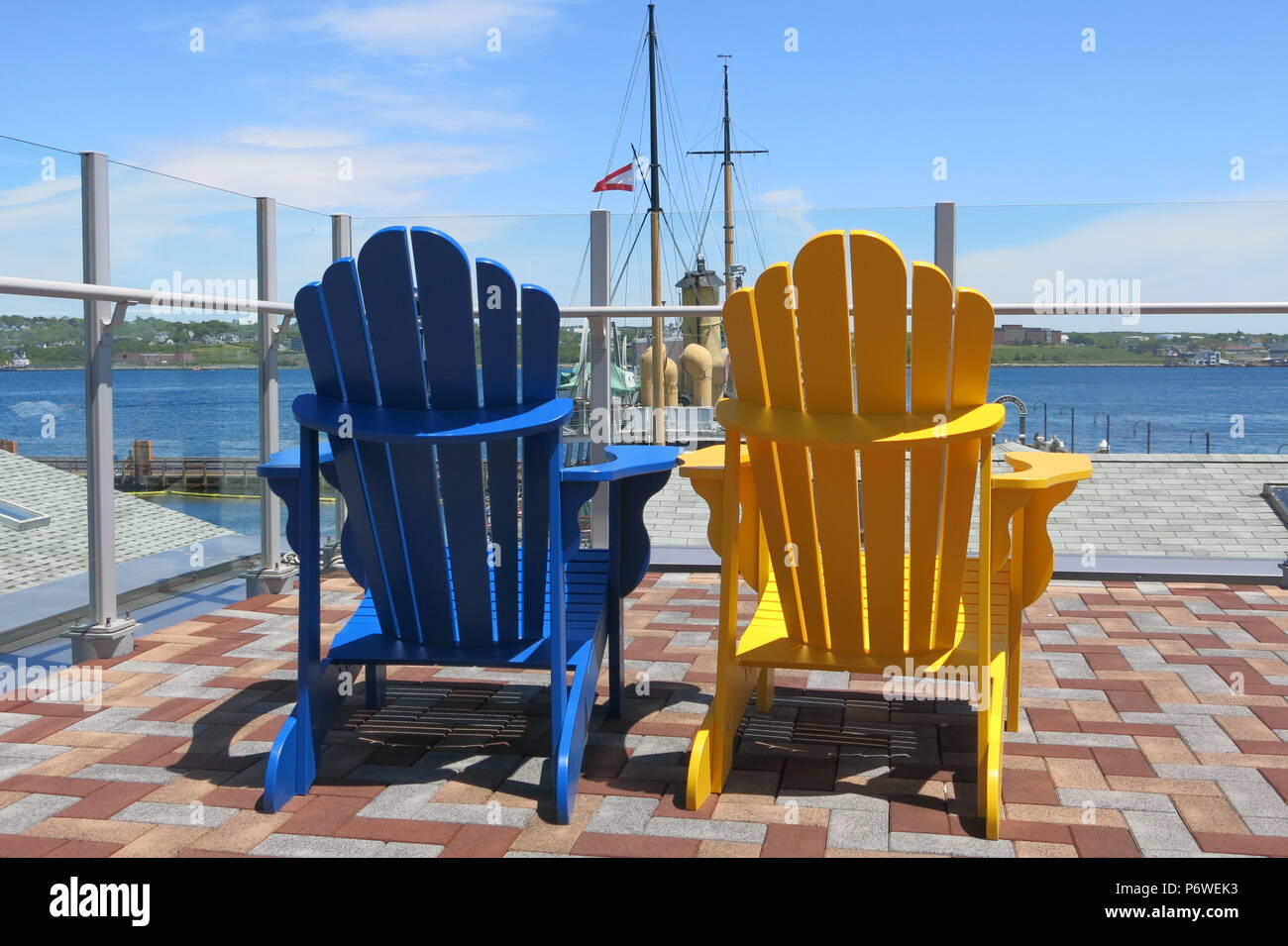 Un blu e un giallo sedia Adirondack per rilassarsi e ammirare la vista dal  decking del Museo Marittimo, Halifax, Nova Scotia Foto stock - Alamy