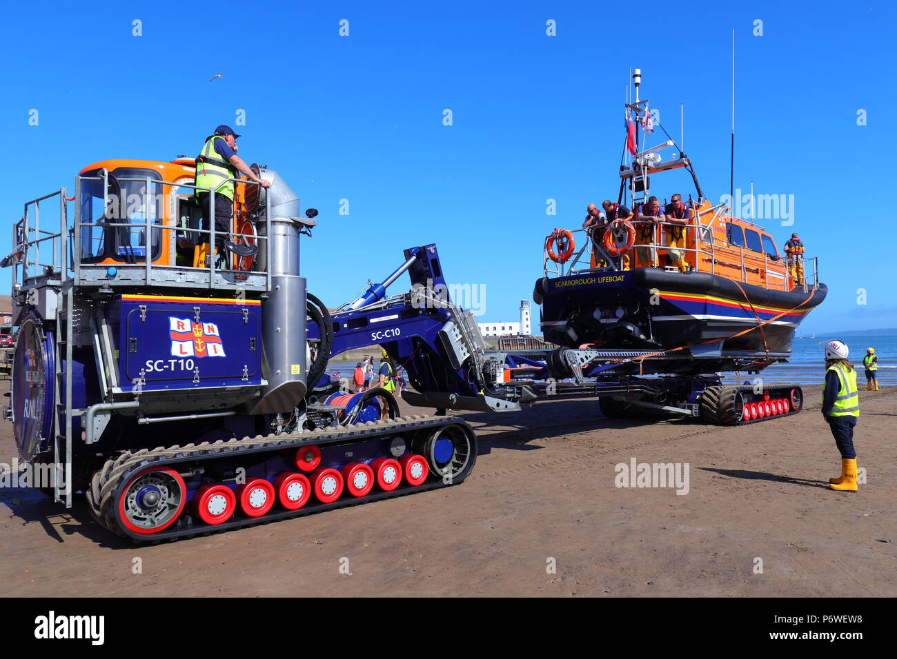 Scarborough RNLI scialuppa di salvataggio equipaggio posano per una foto di gruppo dopo la messa su un pubblico esercizio di formazione per le forze armate nazionali al giorno Foto Stock