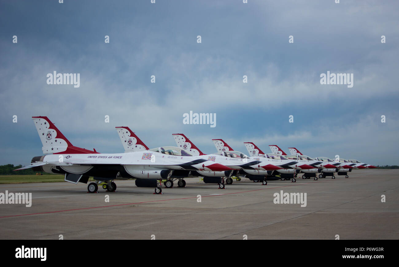 Gli Stati Uniti Air Force Thunderbird F-16 Falchi sedere in una fila sul flightline a Niagara Falls riserva d'aria Stazione, N.Y. durante il Tuono di Niagara International Air Show, Giugno 8, 2018. (U.S. Air Force foto di Tech. Sgt. Steph Sawyer) Foto Stock