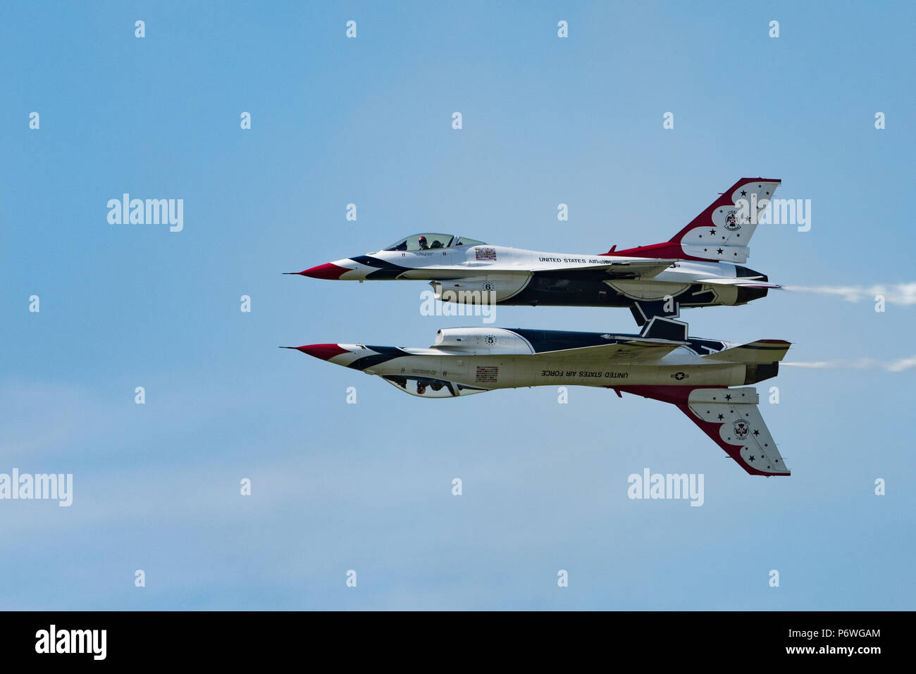 Gli Stati Uniti Air Force Thunderbirds eseguire una manovra aerea durante AirPower Over Hampton Roads JBLE aria e Spazio expo a base comune Langley-Eustis, Virginia, 20 maggio 2018. L' Thunderbirds piloti eseguire circa 40 manovre durante ogni dimostrazione. (U.S. Air Force foto di Airman 1. Classe Tristan Biese) Foto Stock