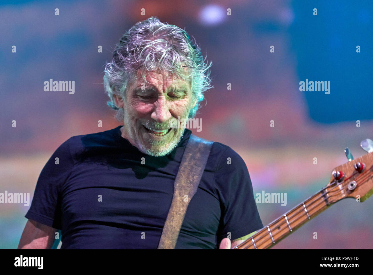 Liverpool, Regno Unito. 2 luglio 2018 - Pink Floyd Roger legenda Wates, Live a Liverpool Echo Arena, Regno Unito come parte della sua ' Noi loro tour di eseguire brani di Pink Floyd " Il lato oscuro della Luna", "il muro", "desiderate sono state qui' e 'animali', come pure brani da acque' best-seller album 'è questa la vita che vogliamo veramente? Credito: Andy Von Pip/ZUMA filo/Alamy Live News Foto Stock