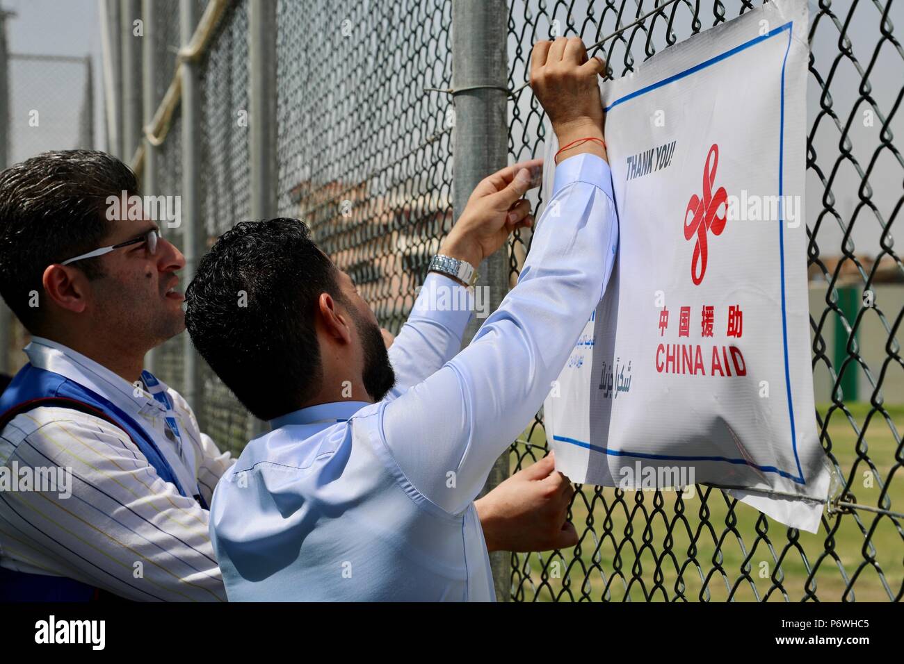 Baghdad in Iraq. 2 Luglio, 2018. Il personale locale deputati su un poster a Haifa Centro Comunitario nel quartiere Baladiyat orientale, Baghdad, Iraq, il 2 luglio 2018. L Alto Commissario delle Nazioni Unite per i Rifugiati (Acnur) ha consegnato un centro comunitario lunedì ai rifugiati palestinesi a Baghdad dopo la riabilitazione finanziati dalla Cina. Credito: Khalil Dawood/Xinhua/Alamy Live News Foto Stock
