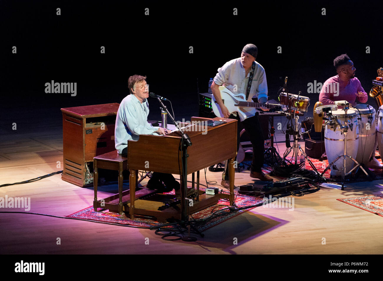 Manchester, Regno Unito. 2 Luglio, 2018. Il leggendario musicista rock Steve Winwood in concerto con la sua band alla Bridgewater Hall di Manchester. Winwood è stato membro di diversi gruppi famosi, segnatamente la Spencer Davis Group, il traffico e la fede cieca e aveva anche una riuscita carriera solista negli anni ottanta. Credito: John Bentley/Alamy Live News Foto Stock