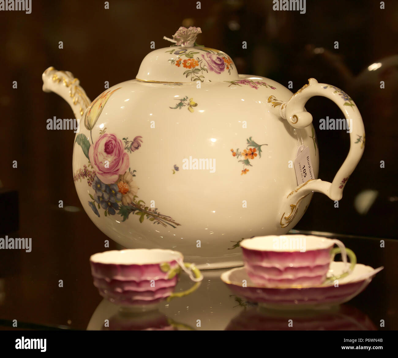 Londra, UK, 3 luglio 2018,Bonhams ammenda Ceramica Europea photocall vendita ha avuto luogo nel nuovo Bond Street, compresi una teiera Meissen e due Meissen Rose-Petal-Teacups stampato e piattini, circa 1760. Stimato in £ 1.300 - 1.500.La vendita avviene il 5 luglio 2018. Credito: Keith Larby/Alamy Live News Foto Stock