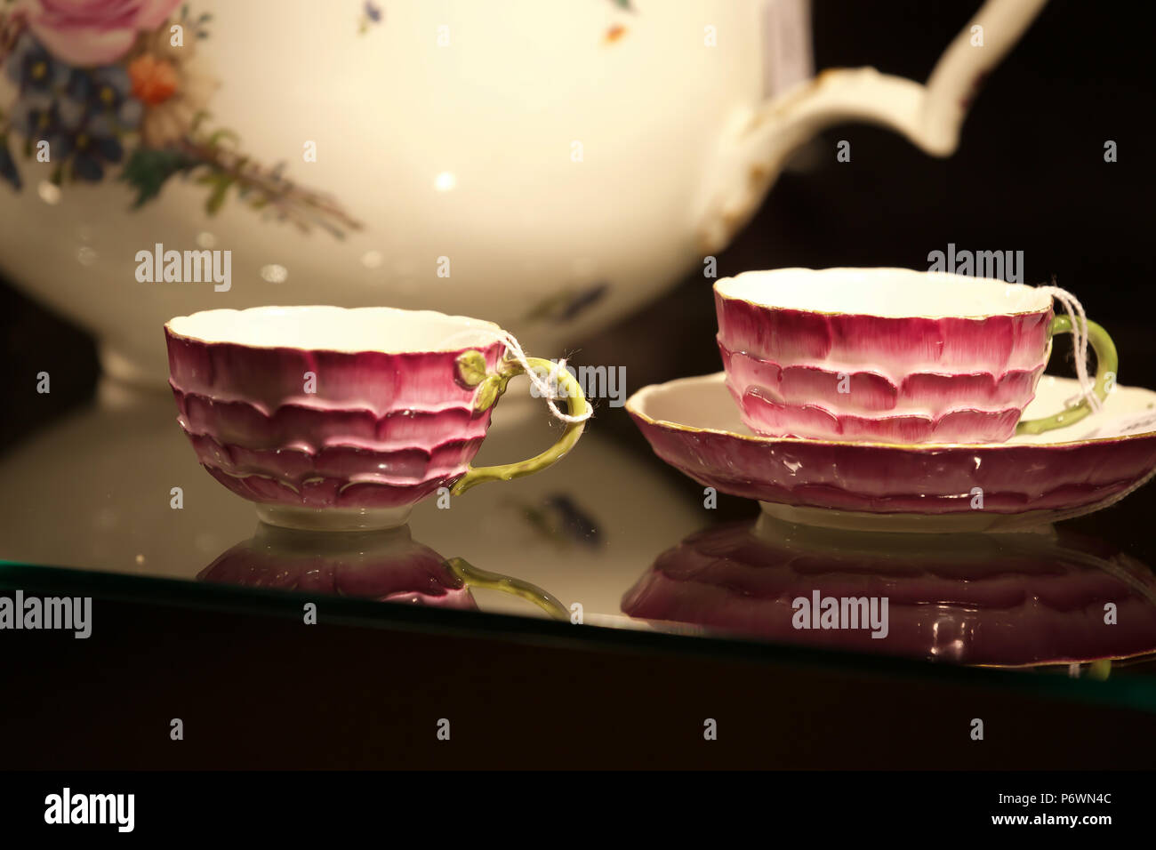 Londra, UK, 3 luglio 2018,Bonhams ammenda Ceramica Europea photocall vendita ha avuto luogo nel nuovo Bond Street, compresi una teiera Meissen e due Meissen Rose-Petal-Teacups stampato e piattini, circa 1760. Stimato in £ 1.300 - 1.500.La vendita avviene il 5 luglio 2018. Credito: Keith Larby/Alamy Live News Foto Stock