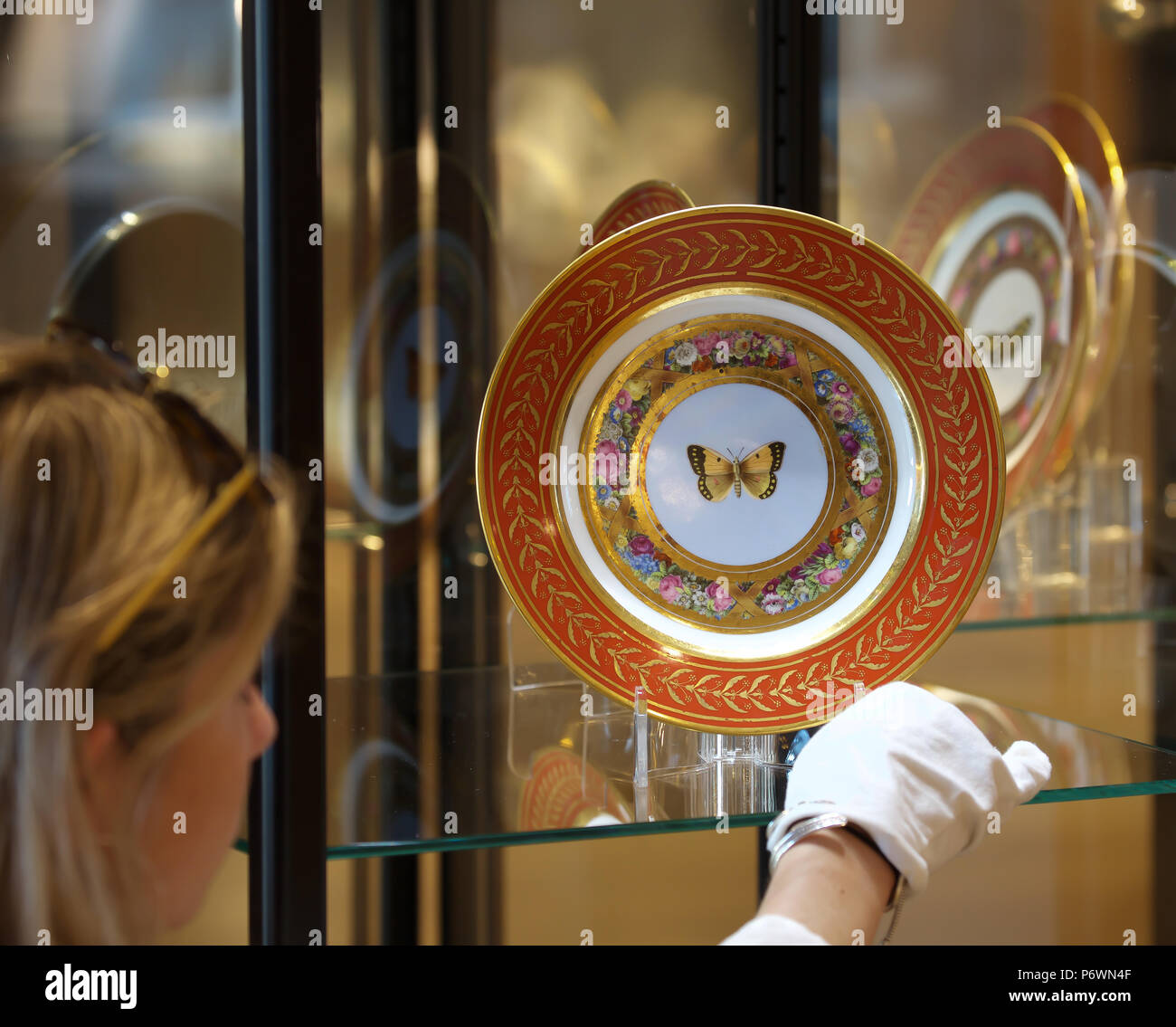 Londra, UK, 3 luglio 2018,Bonhams ammenda Ceramica Europea photocall vendita ha avuto luogo nel nuovo Bond Street, compresi dodici le piastre dal famoso 'Marly Rouge' dessert servizio realizzato a Sèvres fabbrica di porcellana per l'imperatore Napoleone nel 1809 e consegnata al castello di Fontainebleau. Stimato a £ 70,000-90,000 La vendita avviene il 5 luglio 2018. Credito: Keith Larby/Alamy Live News Foto Stock