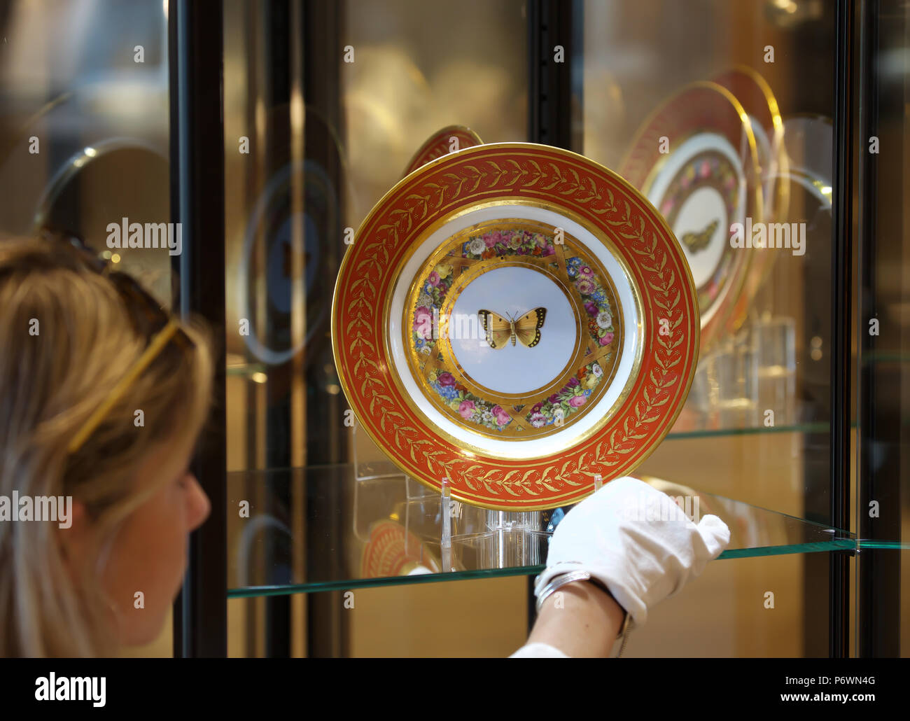 Londra, UK, 3 luglio 2018,Bonhams ammenda Ceramica Europea photocall vendita ha avuto luogo nel nuovo Bond Street, compresi dodici le piastre dal famoso 'Marly Rouge' dessert servizio realizzato a Sèvres fabbrica di porcellana per l'imperatore Napoleone nel 1809 e consegnata al castello di Fontainebleau. Stimato a £ 70,000-90,000 La vendita avviene il 5 luglio 2018. Credito: Keith Larby/Alamy Live News Foto Stock