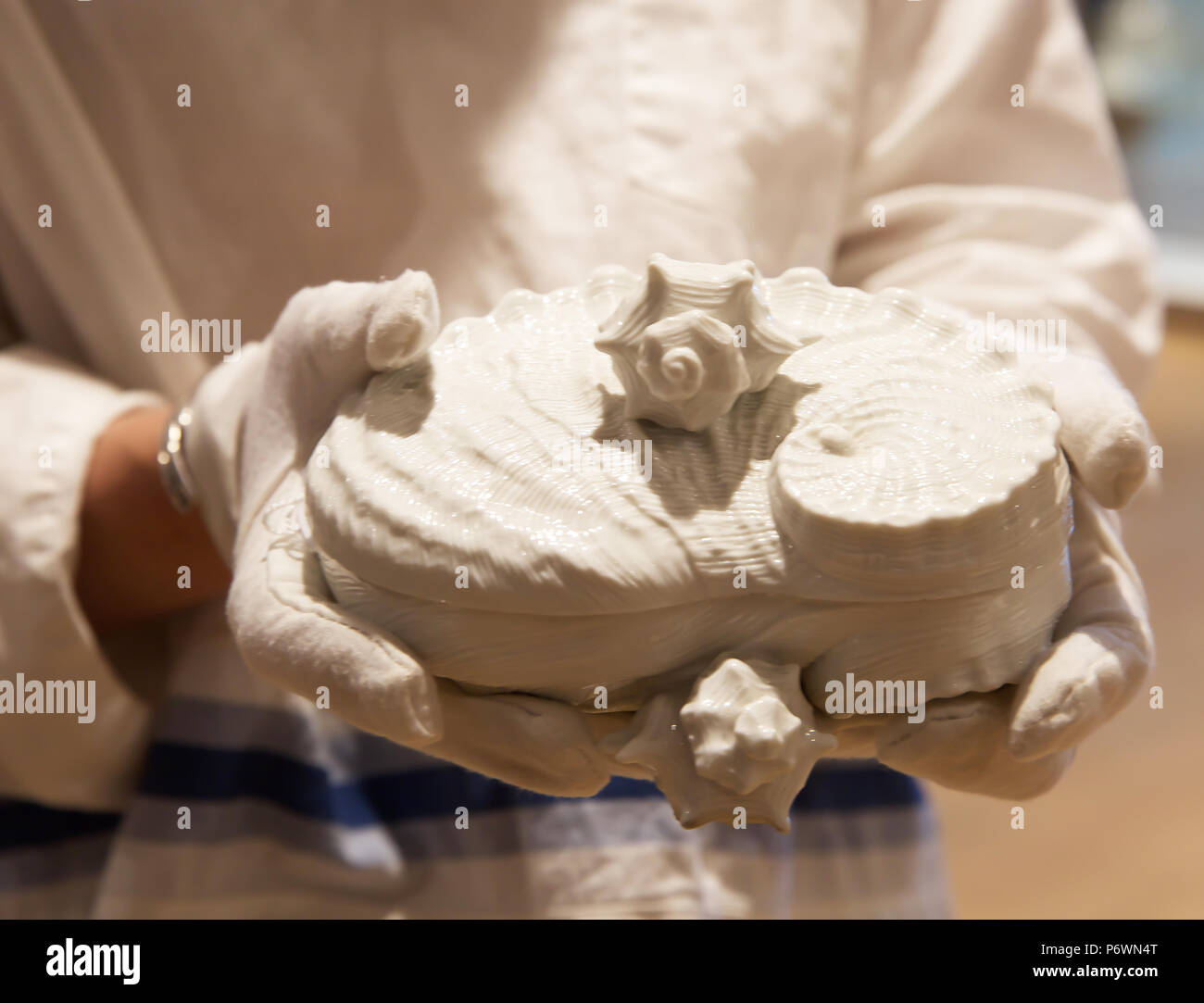 Londra, UK, 3 luglio 2018,Bonhams ammenda Ceramica Europea photocall vendita ha avuto luogo nel nuovo Bond Street, compresi un bianco di NYMPHENBURG SHELL BOX E COPERCHIO, circa 1771. Stimato in £ 4.000 - 5.000. La vendita avviene il 5 luglio 2018. Credito: Keith Larby/Alamy Live News Foto Stock