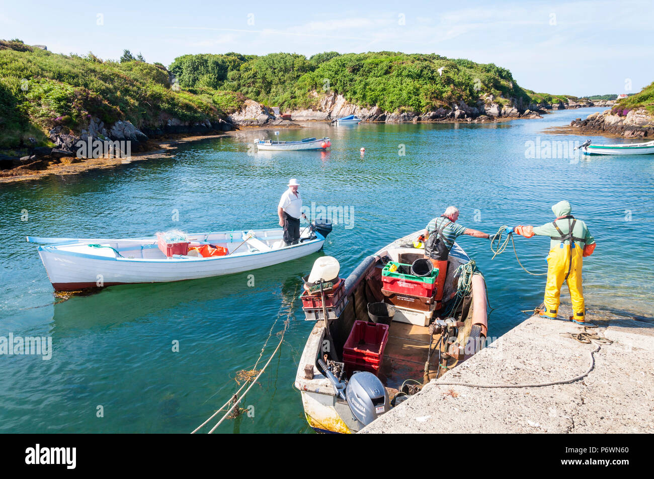 Lackbeg, Burtonport, County Donegal, Irlanda meteo. Il 3° luglio 2018. Granchi e aragoste pescatori arrivano di nuovo in questo piccolo porto in Irlanda del nord-ovest della costa su un altro giorno di tempo caldo. Credito: Richard Wayman/Alamy Live News Foto Stock