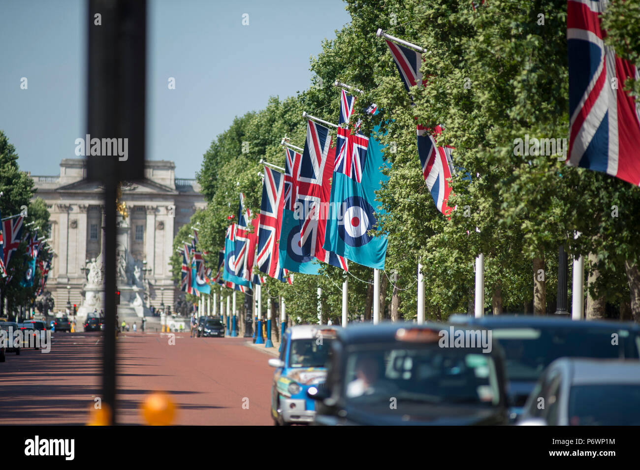 Il centro commerciale di Londra, Regno Unito. 3 Luglio, 2018. La RAF Roundel vola da bandiere di rivestimento del Mall e Horse Guards Road come parte della RAF100, celebrando il centenario della RAF. Credito: Malcolm Park/Alamy Live News. Foto Stock