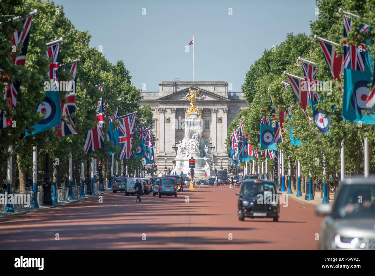 Il centro commerciale di Londra, Regno Unito. 3 Luglio, 2018. La RAF Roundel vola da bandiere di rivestimento del Mall e Horse Guards Road come parte della RAF100, celebrando il centenario della RAF. Credito: Malcolm Park/Alamy Live News. Foto Stock